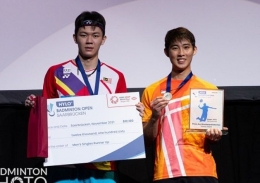 Loh Kean Yew (kanan) juara Hylo Open 2021 usai mengalahkan Lee Zii Jia, Minggu (7/11/2021): badminton photo