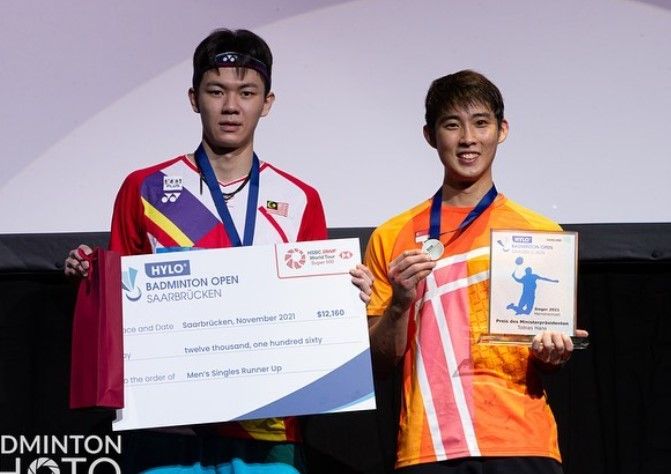 Loh Kean Yew (kanan) juara Hylo Open 2021 usai mengalahkan Lee Zii Jia, Minggu (7/11/2021): badminton photo
