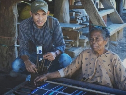 Bersama salah satu penenun di Kampung Adat Wolotopo, Kabupaten Ende, Nusa Tenggara Timur. (Dokpri)