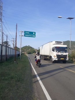 Kendaraan melintas di sebuah jalur jalan lintas Provinsi NTB-NTT| Dokumentasi pribadi