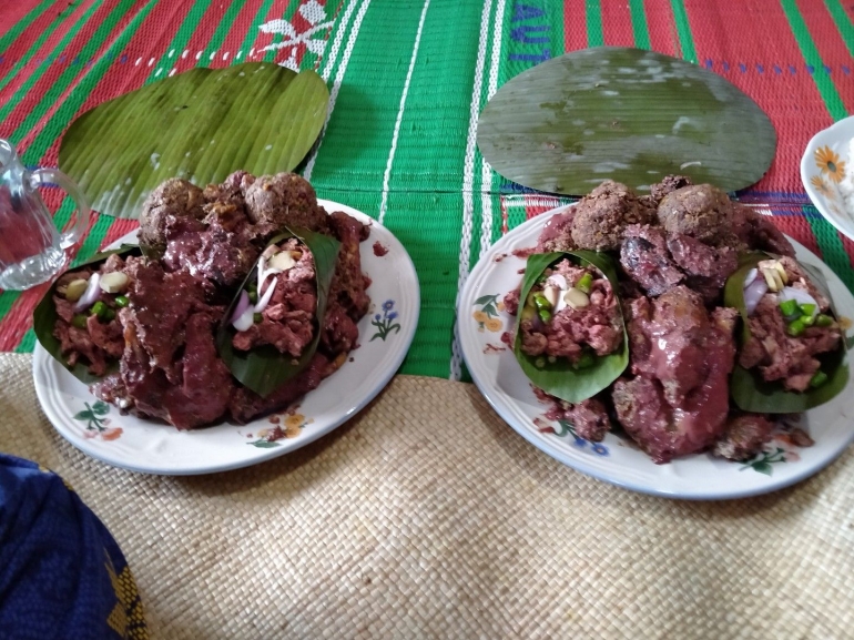 Ayam panggang, makanan khas Batak dengan bumbu andaliman | foto: KRAISWAN