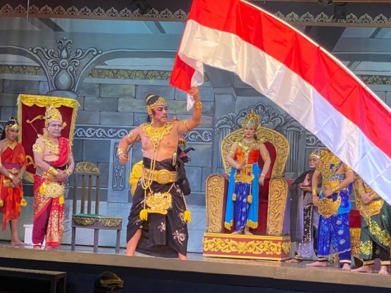 Gajah Mada memegang bendera Merah Putih sedang bersumpah untuk mempersatukan Nusantara (dok. J.Osdar)