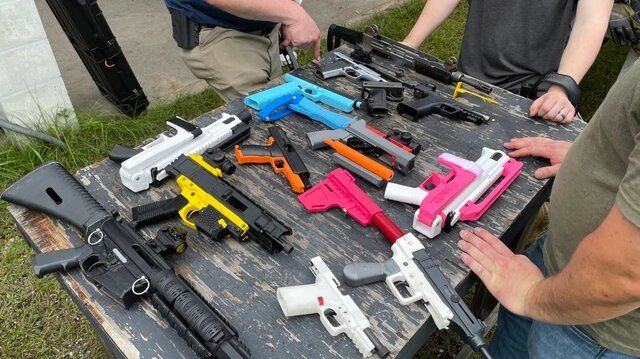 Berbagai jenis senapan hantu (ghost guns) buatan sendiri yang dibuat dengan bantuan printer 3D. | Keegan Hamilton via Vice.com