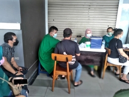 Polsek Ciledug bersinergi dengan tim medis dalam giat vaksin Merdeka. (Foto: Pribadi)