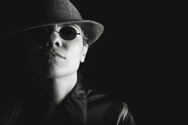 Ilustrasi topi fedora dan kacamata hitam frame bulat oleh RyanMcGuire dari pixabay.com