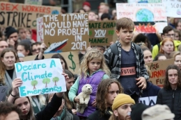 Para pengunjuk rasa mengambil bagian dalam unjuk rasa bertajuk Climate Rally, di Melbourne, Australia, Jumat (24/5/2019). (Foto: AAP Image/David Crosling /via REUTERS via kompas.com) (STRINGER)