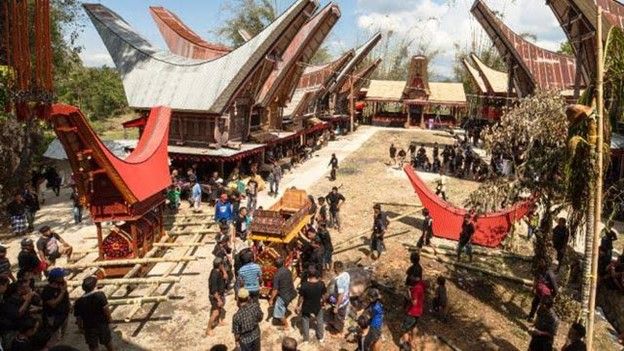 Festival budaya Toraja dengan latar belakang Rumah Adat Tongkonan (Sumber Gambar: Liputan6.com)