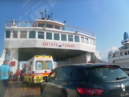 mobil naik ke ferry yang akan ke pulau Siislia dok pribadi