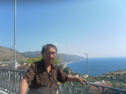 berfoto  dengqan latar belakang pantai pulau Sisilia dok pribadi