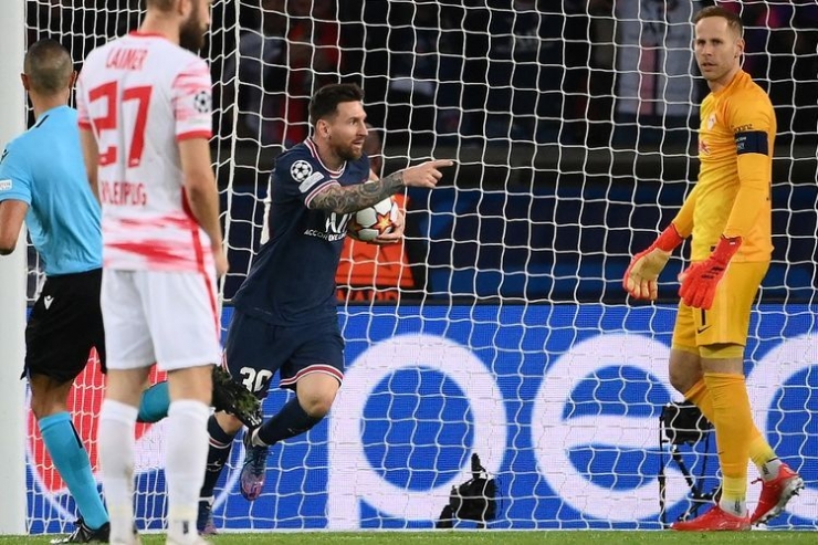 Lionel Messi memegang bola saat membela PSG. Foto: afp/franck fife dipublikasikan kompas.com