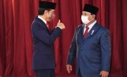 Momen Prabowo Subianto bersama Presiden Joko Widodo (sumber: sindonews.com)