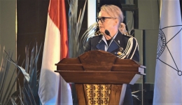 Polisi Wanita dari Belanda, menjadi pembicara di konferensi. Foto: Didik Wiratno