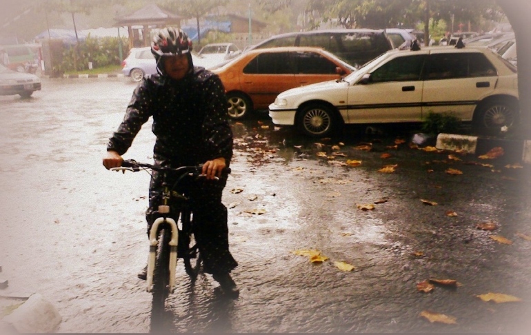 Bersepeda dalam guyuran hujan (dokpri)