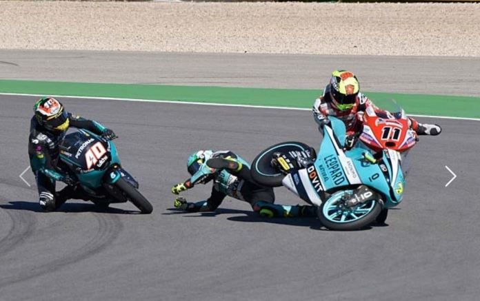 Darryn (40) menabrak Foggia (7) dan Garcia (11). Sumber: Speedweek/via Balapmotor.net