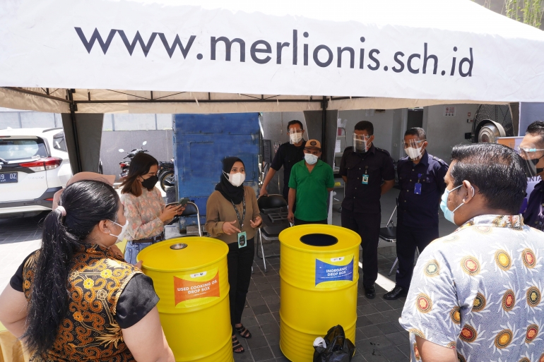 Tim Go Forward menjelaskan mekanisme penyaluran Limbah Minyak Jelantah kepada Merlion School Surabaya (merlionis.sch.id)