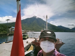 Penulis berswafoto di Pelabuhan Siau berlatar Gunung Awu Karangetang, Pulau Siau, Kep. Sangihe. Sumber :Dokumen pribadi