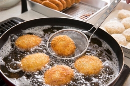 Ilustrasi menggoreng camilan.| Sumber: Shutterstock/Kazoka via Kompas.com