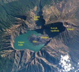 Panorama kompleks Gunung Rinjani, diamati dari ketinggian 339 kilometer melalui stasiun antariksa internasional pada 21 September 2002. Sumber: NASA