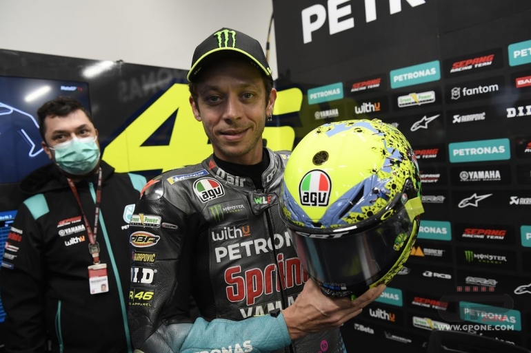 Rossi dengan helm khusus untuk menghormati fansnya di Sirkuit Misano (Gigi Soldano/GPone)