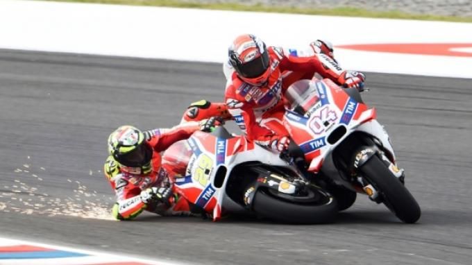 Dovi di-sleding Iannone di GP Argentina (2016). Sumber: Crash.net/via Tribunnews.com