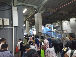 Situasi antrean di jam sibuk sore hari di Stasiun Sudirman (foto: widikurniawan)