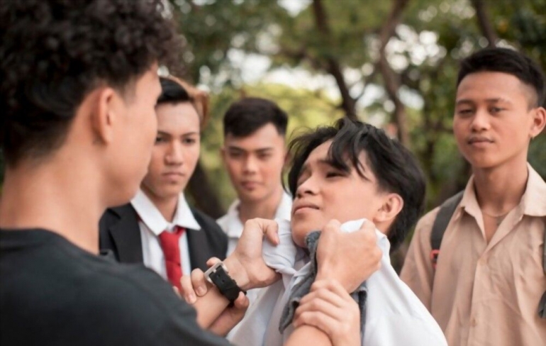 Ilustrasi Bullying | Sumber:Shutterstock/bunch high school delinquents bully smaller