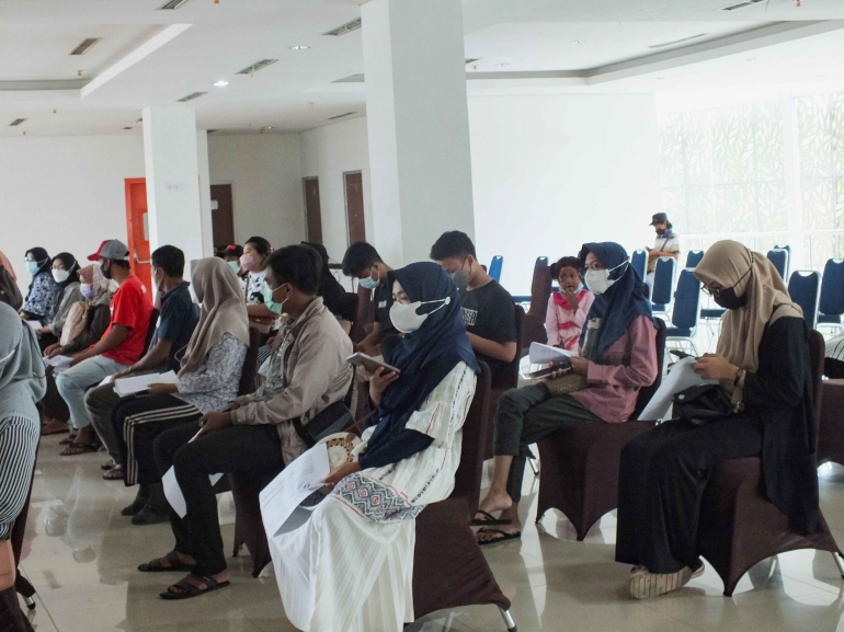 Antrean Vaksinasi Covid-19 di Gedung Training Center UPI Kampus di Serang [Dok: KPM]