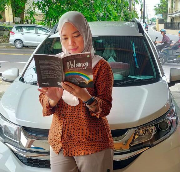 Pustakawan Yusnita yang juga Kompasianer salah satu penulis buku (dokpri)