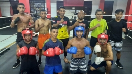 Bli Ketut (berdiri-ketiga dari kanan) di Sasana Wake Boxing Camp. Foto: Budi Tanjung