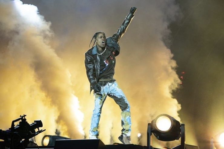 Travis Scott saat tampil di Festival Musik Astroworld, Jumat (5/11/2021). Sumber: INVISION/AMY HARRIS/AP via Kompas.com