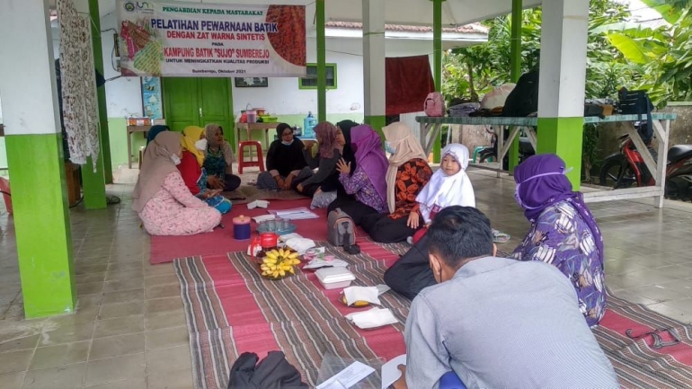 Gambar 1. Sosialisasi Rancangan Program Kerja yang bersamaan dengan Pelatihan Pewarnaan oleh Pengabdian Dosen Universitas Negeri Malang/Dokpri