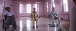 Adegan bersatunya ketiga tokoh di ruangan ini menjadi adegan paling ikonik di film Glass. Sumber: IMDB