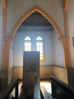 Bilik pengakuan pada Gereja Katedral Lama Ruteng (Dokumentasi pribadi)