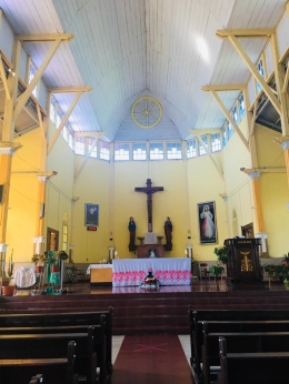 Altar Katedral Ruteng, menjadi bagian utama gereja (Dokumentasi pribadi)