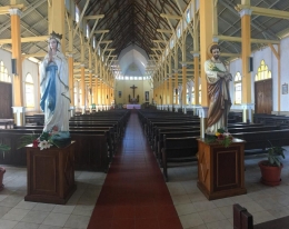Patung Bunda Maria dan Santu Yosep pada bagian dalam gereja Katedral Lama (Dokumentasi pribadi)