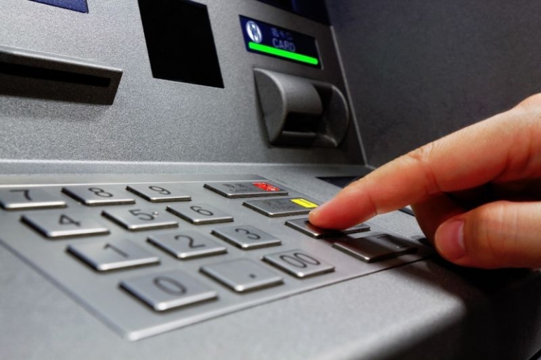 Ilustrasi melakukan transaksi di ATM. Sumber: Shutterstock via Kompas.com