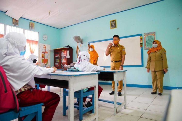 Pembelajaran tatap muka (PTM) secara terbatas di sekolah yang ada di Kota Pontianak, Kalimantan Barat (Kalbar)(KOMPAS.COM/HENDRA CIPTA)