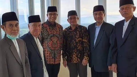 Anies Baswedan bersama pengasuh pondok pesantren di Jawa Timur (Sumber: kumparan.com)