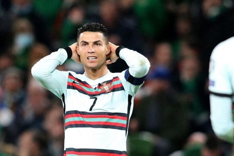 Cristiano Ronaldo kecewa tim Portugal kalah 1-2 dari Serbia di grup A (Foto AFP/Paul Faith via Kompas.com). 