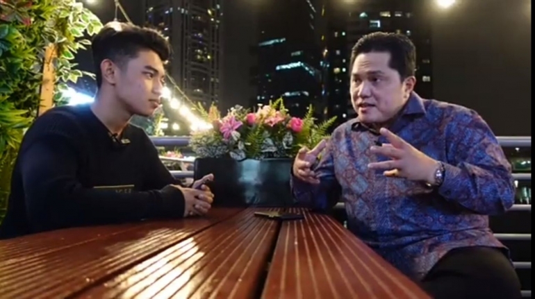 Menteri BUMN, Erick Thohir saat berbincang dengan youtuber Fiki Naki (sumber: tangkapan layar video YouTube Fiki Naki)