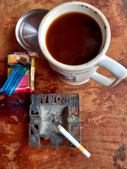 Kopi Sigarar Utang dan sebungkus Dji Sam Soe di pagi hari. Foto Parlin Pakpahan.