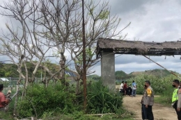 Aparat kepolisian menebang sejumlah pohon di area Sirkuit Mandalika.(Kompas.com-Antara Foto/Polres Lombok Tengah)