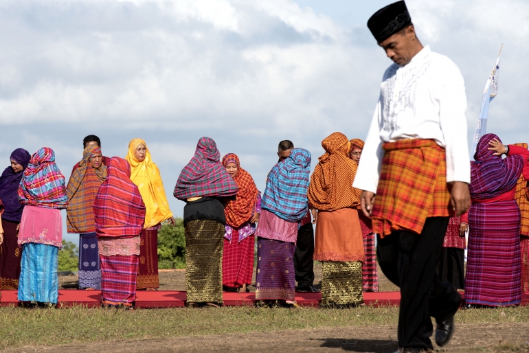 Pakaian Adat Rimpu Cala, pakaian adat Suku Mbojo (Sumber gambar: Asakota.bimakota.go.id)