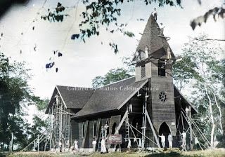 Deskripsi Gereja GBKP Kabanjahe yang masih dalam tahap pembangunan. Foto diambil sekitar tahun 1925-1935 (Colored by Matius Celcius Sinaga)