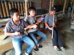 Remaja Desa Lingga yang sedang berlatih memainkan alat-alat musik tradisional Karo (Dok. Pribadi)