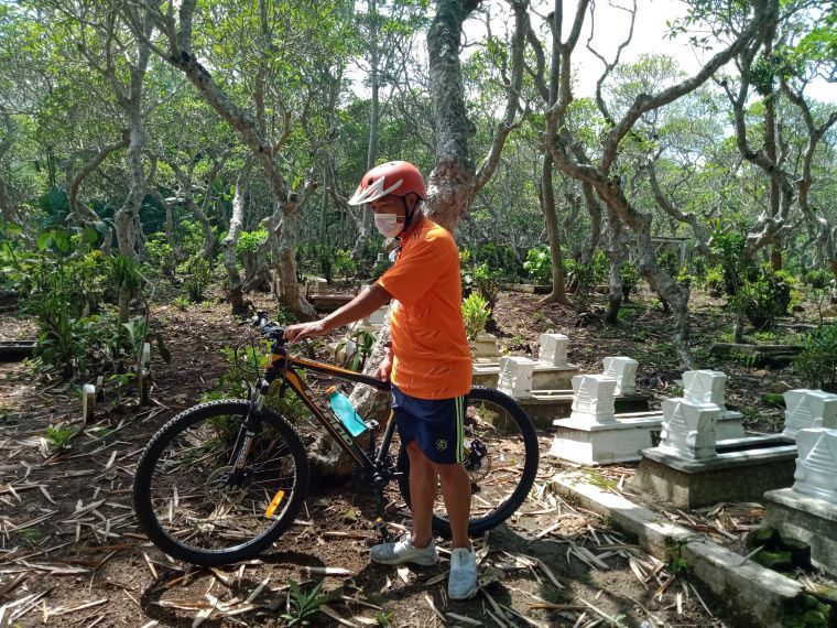 Lima keramat berwarna putih di belakangku terpaksa kutinggalkan. Dokumen pribadi.