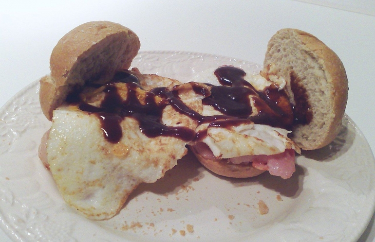 Saus cokelat di atas roti. (David Pursehouse from Kawasaki, Japan - Bacon and Egg Sandwiches, CC BY 2.0, Wikimedia Commons)