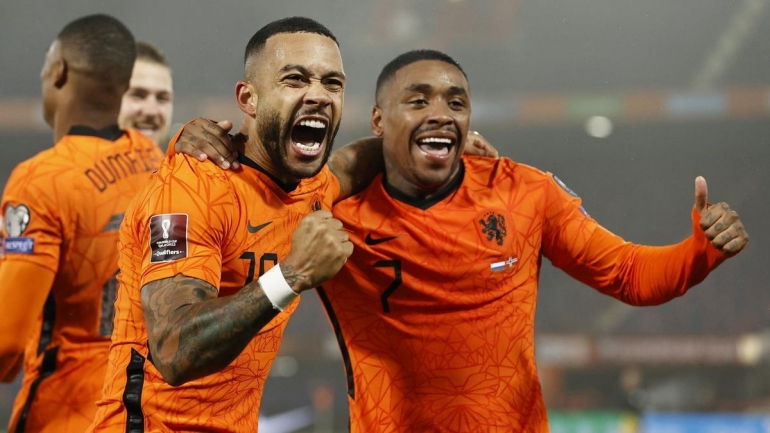 Penyerang Belanda, Memphis Depay (10) merayakan kemenangan atas Norwegia yang membawa Belanda lolos ke Piala Dunia 2022/Getty Images