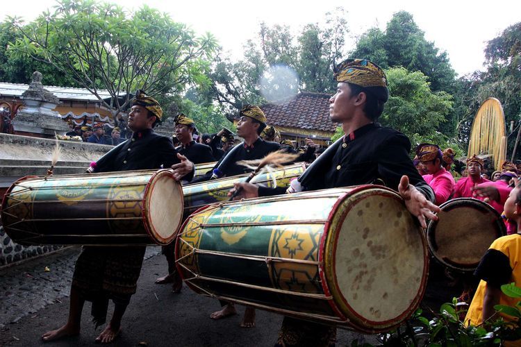 Gendang Beleq yang mengeluarkan suara merdu (sumber : kompas.com)