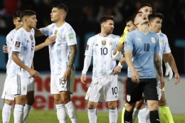 Para pemain Argentina saat laga melawan Uruguay. foto: afp/matilde campodonico dipublikasikan kompas.com